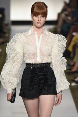 New York, Ny - 10 Eylül: Dennis Basso pist New York'ta New York moda haftasında 10 Eylül 2018 Pier 59 sırasında göstermek bir model yürür..