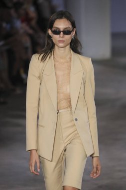 New York, Ny - Eylül: Dion-Lee defile üstünde uçak pisti Eylül 2018, 12 Eylül 2018 üzerinde Park Caddesi Tophane New York City, New York moda haftası.