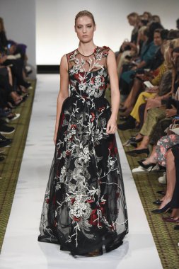 New York, Ny - 10 Eylül: Dennis Basso pist New York'ta New York moda haftasında 10 Eylül 2018 Pier 59 sırasında göstermek bir model yürür..