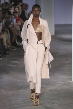 New York, Ny - Eylül: Dion-Lee defile üstünde uçak pisti Eylül 2018, 12 Eylül 2018 üzerinde Park Caddesi Tophane New York City, New York moda haftası.
