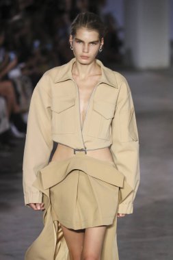 New York, Ny - Eylül: Dion-Lee defile üstünde uçak pisti Eylül 2018, 12 Eylül 2018 üzerinde Park Caddesi Tophane New York City, New York moda haftası.