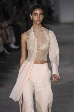 New York, Ny - Eylül: Dion-Lee defile üstünde uçak pisti Eylül 2018, 12 Eylül 2018 üzerinde Park Caddesi Tophane New York City, New York moda haftası.