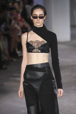 New York, Ny - Eylül: Dion-Lee defile üstünde uçak pisti Eylül 2018, 12 Eylül 2018 üzerinde Park Caddesi Tophane New York City, New York moda haftası.