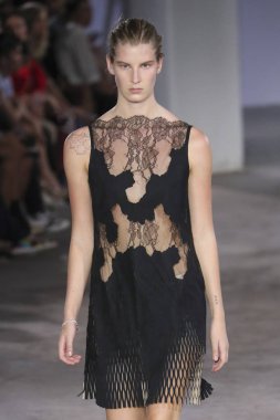 New York, Ny - Eylül: Dion-Lee defile üstünde uçak pisti Eylül 2018, 12 Eylül 2018 üzerinde Park Caddesi Tophane New York City, New York moda haftası.