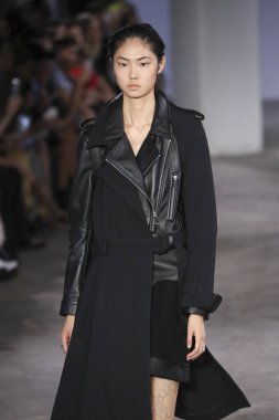 New York, Ny - Eylül: Dion-Lee defile üstünde uçak pisti Eylül 2018, 12 Eylül 2018 üzerinde Park Caddesi Tophane New York City, New York moda haftası.