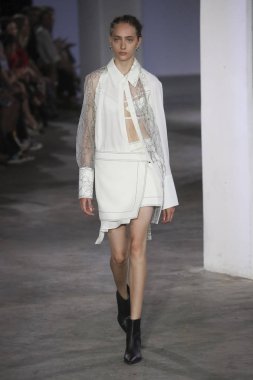 New York, Ny - Eylül: Dion-Lee defile üstünde uçak pisti Eylül 2018, 12 Eylül 2018 üzerinde Park Caddesi Tophane New York City, New York moda haftası.