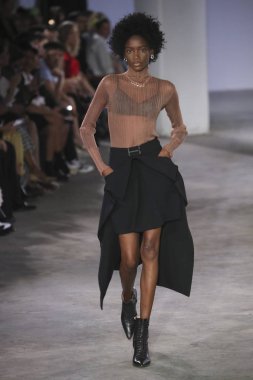New York, Ny - Eylül: Dion-Lee defile üstünde uçak pisti Eylül 2018, 12 Eylül 2018 üzerinde Park Caddesi Tophane New York City, New York moda haftası.