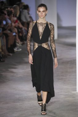 New York, Ny - Eylül: Dion-Lee defile üstünde uçak pisti Eylül 2018, 12 Eylül 2018 üzerinde Park Caddesi Tophane New York City, New York moda haftası.