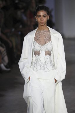 New York, Ny - Eylül: Dion-Lee defile üstünde uçak pisti Eylül 2018, 12 Eylül 2018 üzerinde Park Caddesi Tophane New York City, New York moda haftası.