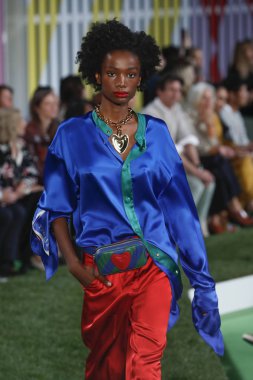 New York, Ny - Eylül 09: Manken pist Park Caddesi Tophane, Escada Ss19 için 9 Eylül 2018 New York'ta yürür.