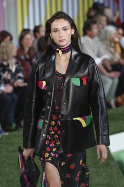 New York, Ny - Eylül 09: Manken pist Park Caddesi Tophane, Escada Ss19 için 9 Eylül 2018 New York'ta yürür.