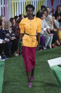 New York, Ny - Eylül 09: Manken pist Park Caddesi Tophane, Escada Ss19 için 9 Eylül 2018 New York'ta yürür.