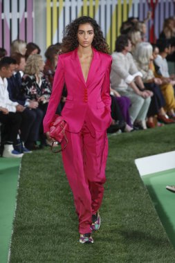 New York, Ny - Eylül 09: Manken pist Park Caddesi Tophane, Escada Ss19 için 9 Eylül 2018 New York'ta yürür.