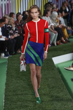 New York, Ny - Eylül 09: Manken pist Park Caddesi Tophane, Escada Ss19 için 9 Eylül 2018 New York'ta yürür.