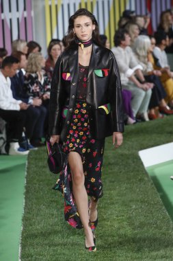 New York, Ny - Eylül 09: Manken pist Park Caddesi Tophane, Escada Ss19 için 9 Eylül 2018 New York'ta yürür.