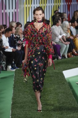 New York, Ny - Eylül 09: Manken pist Park Caddesi Tophane, Escada Ss19 için 9 Eylül 2018 New York'ta yürür.