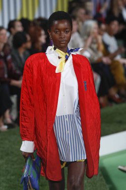 New York, Ny - Eylül 09: Manken pist Park Caddesi Tophane, Escada Ss19 için 9 Eylül 2018 New York'ta yürür.