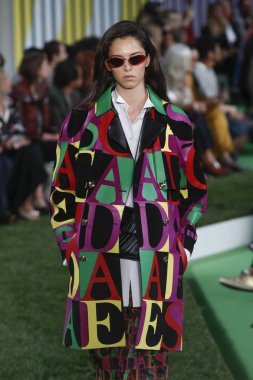 New York, Ny - Eylül 09: Manken pist Park Caddesi Tophane, Escada Ss19 için 9 Eylül 2018 New York'ta yürür.