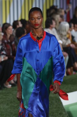 New York, Ny - Eylül 09: Manken pist Park Caddesi Tophane, Escada Ss19 için 9 Eylül 2018 New York'ta yürür.