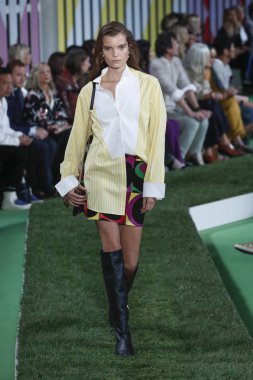 New York, Ny - Eylül 09: Manken pist Park Caddesi Tophane, Escada Ss19 için 9 Eylül 2018 New York'ta yürür.