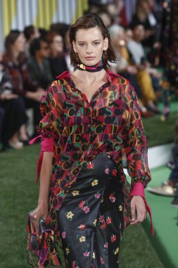 New York, Ny - Eylül 09: Manken pist Park Caddesi Tophane, Escada Ss19 için 9 Eylül 2018 New York'ta yürür.