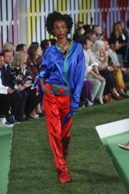 New York, Ny - Eylül 09: Manken pist Park Caddesi Tophane, Escada Ss19 için 9 Eylül 2018 New York'ta yürür.