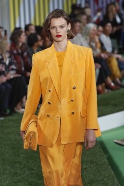 New York, Ny - Eylül 09: Manken pist Park Caddesi Tophane, Escada Ss19 için 9 Eylül 2018 New York'ta yürür.