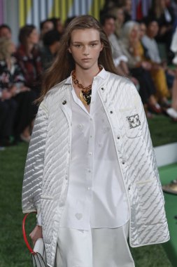 New York, Ny - Eylül 09: Manken pist Park Caddesi Tophane, Escada Ss19 için 9 Eylül 2018 New York'ta yürür.