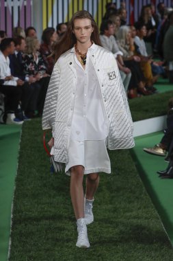 New York, Ny - Eylül 09: Manken pist Park Caddesi Tophane, Escada Ss19 için 9 Eylül 2018 New York'ta yürür.