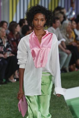 New York, Ny - Eylül 09: Manken pist Park Caddesi Tophane, Escada Ss19 için 9 Eylül 2018 New York'ta yürür.