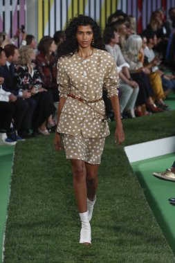 New York, Ny - Eylül 09: Manken pist Park Caddesi Tophane, Escada Ss19 için 9 Eylül 2018 New York'ta yürür.