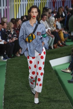 New York, Ny - Eylül 09: Manken pist Park Caddesi Tophane, Escada Ss19 için 9 Eylül 2018 New York'ta yürür.