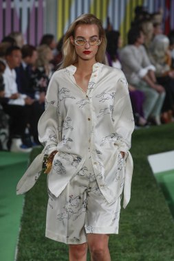 New York, Ny - Eylül 09: Manken pist Park Caddesi Tophane, Escada Ss19 için 9 Eylül 2018 New York'ta yürür.