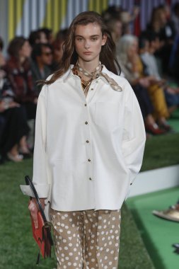 New York, Ny - Eylül 09: Manken pist Park Caddesi Tophane, Escada Ss19 için 9 Eylül 2018 New York'ta yürür.