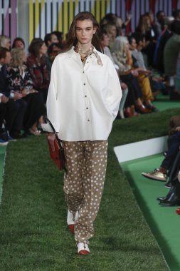 New York, Ny - Eylül 09: Manken pist Park Caddesi Tophane, Escada Ss19 için 9 Eylül 2018 New York'ta yürür.