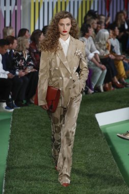 New York, Ny - Eylül 09: Manken pist Park Caddesi Tophane, Escada Ss19 için 9 Eylül 2018 New York'ta yürür.