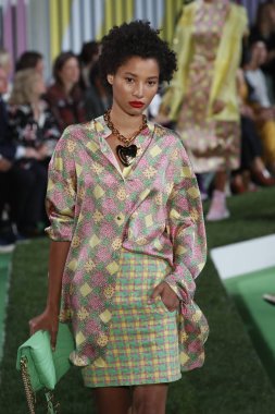 New York, Ny - Eylül 09: Manken pist Park Caddesi Tophane, Escada Ss19 için 9 Eylül 2018 New York'ta yürür.