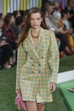 New York, Ny - Eylül 09: Manken pist Park Caddesi Tophane, Escada Ss19 için 9 Eylül 2018 New York'ta yürür.