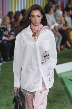 New York, Ny - Eylül 09: Manken pist Park Caddesi Tophane, Escada Ss19 için 9 Eylül 2018 New York'ta yürür.