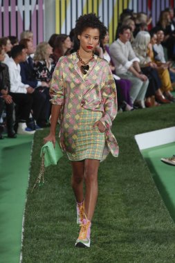 New York, Ny - Eylül 09: Manken pist Park Caddesi Tophane, Escada Ss19 için 9 Eylül 2018 New York'ta yürür.