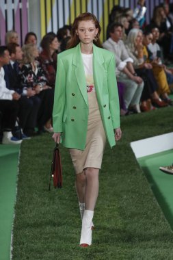 New York, Ny - Eylül 09: Manken pist Park Caddesi Tophane, Escada Ss19 için 9 Eylül 2018 New York'ta yürür.