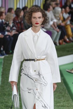 New York, Ny - Eylül 09: Manken pist Park Caddesi Tophane, Escada Ss19 için 9 Eylül 2018 New York'ta yürür.