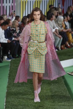 New York, Ny - Eylül 09: Manken pist Park Caddesi Tophane, Escada Ss19 için 9 Eylül 2018 New York'ta yürür.