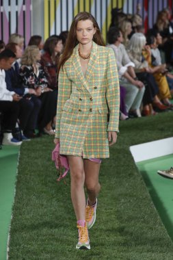 New York, Ny - Eylül 09: Manken pist Park Caddesi Tophane, Escada Ss19 için 9 Eylül 2018 New York'ta yürür.