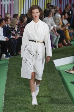 New York, Ny - Eylül 09: Manken pist Park Caddesi Tophane, Escada Ss19 için 9 Eylül 2018 New York'ta yürür.