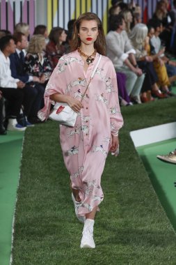 New York, Ny - Eylül 09: Manken pist Park Caddesi Tophane, Escada Ss19 için 9 Eylül 2018 New York'ta yürür.