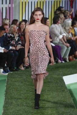 New York, Ny - Eylül 09: Manken pist Park Caddesi Tophane, Escada Ss19 için 9 Eylül 2018 New York'ta yürür.