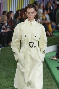 New York, Ny - Eylül 09: Manken pist Park Caddesi Tophane, Escada Ss19 için 9 Eylül 2018 New York'ta yürür.