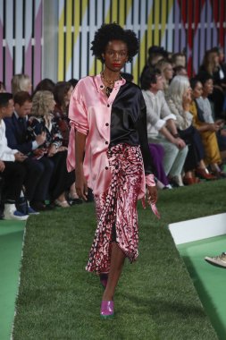 New York, Ny - Eylül 09: Manken pist Park Caddesi Tophane, Escada Ss19 için 9 Eylül 2018 New York'ta yürür.