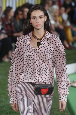 New York, Ny - Eylül 09: Manken pist Park Caddesi Tophane, Escada Ss19 için 9 Eylül 2018 New York'ta yürür.